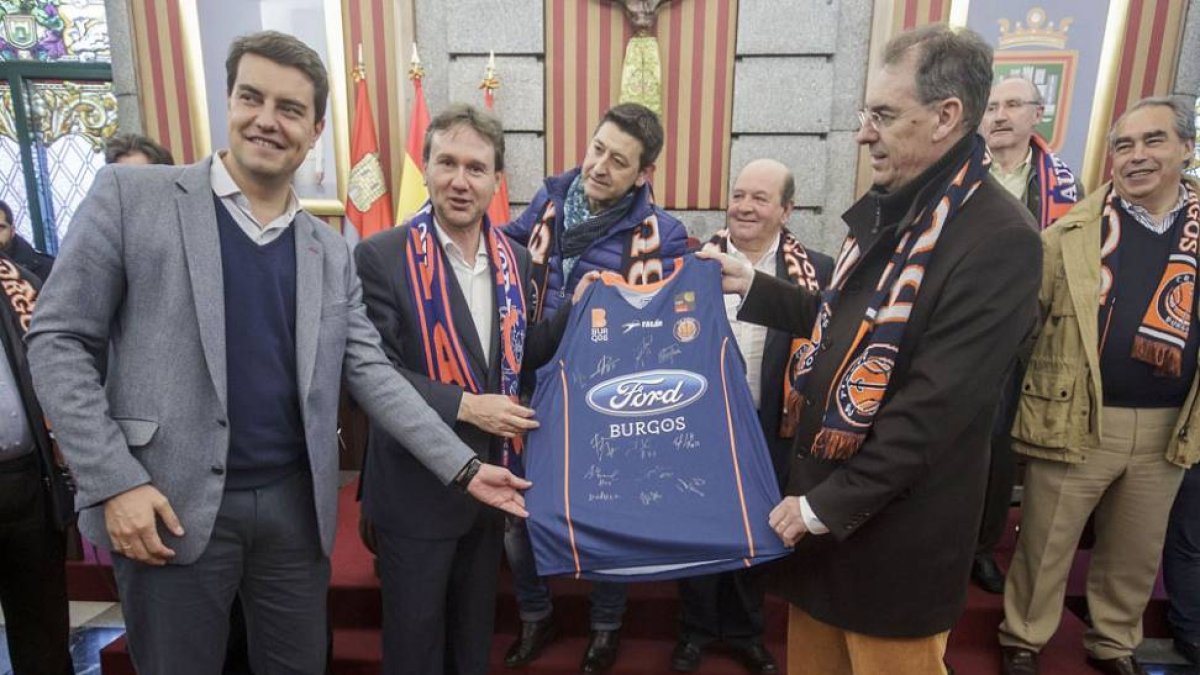 Miguel ÁngelBenavente -derecha- ofrece al Ángel Ibáñez y Javier Lacalle una camiseta firmada del Autocid.-SANTI OTERO