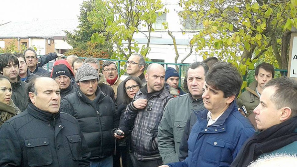 Muchos trabajadores aguardaron a recibir noticias tras la primera reunión.-ECB