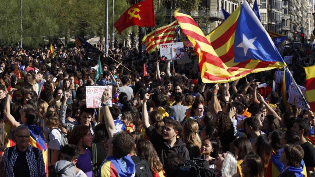 Manifestación de estudiantes en Barcelona.-JULIO CARBÓ