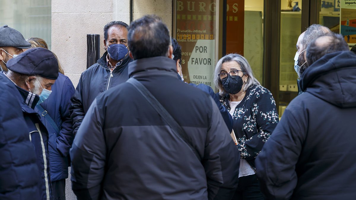 Tensa protesta de los vendedores ambulantes a la concejal de Comercio ante las puertas de la sede municipal de la calle Diego Porcelos. SANTI OTERO