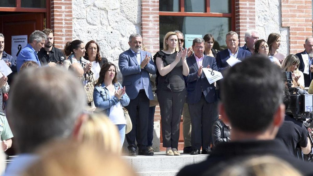 Los vecinos de Villagonzalo celebraron ayer un emotivo minuto de silencio para honrar la memoria de Josefa Santos.-ICAL