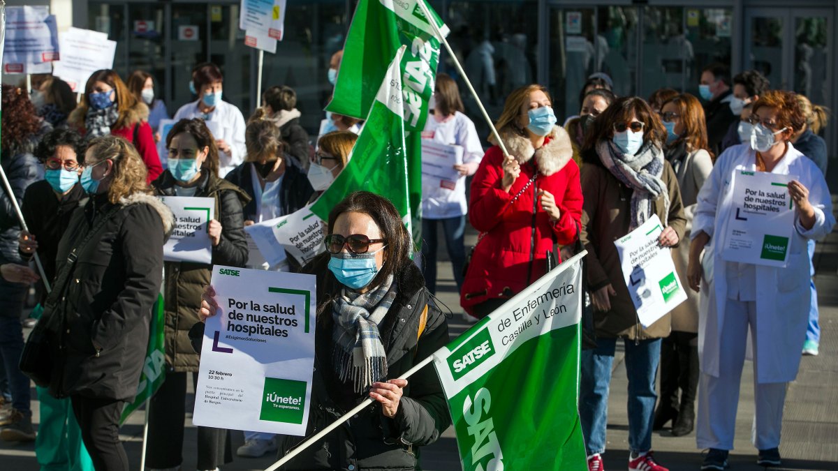 Concentracion de enfermeras organizada por Satse a las puertas del HUBU. TOMÁS ALONSO