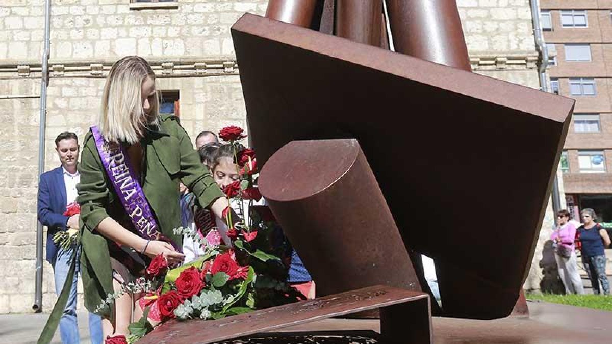 Las reinas mayor e infantil de la Peña Antonio José depositaron uno de los ramos de flores rojas.-Raúl Ochoa