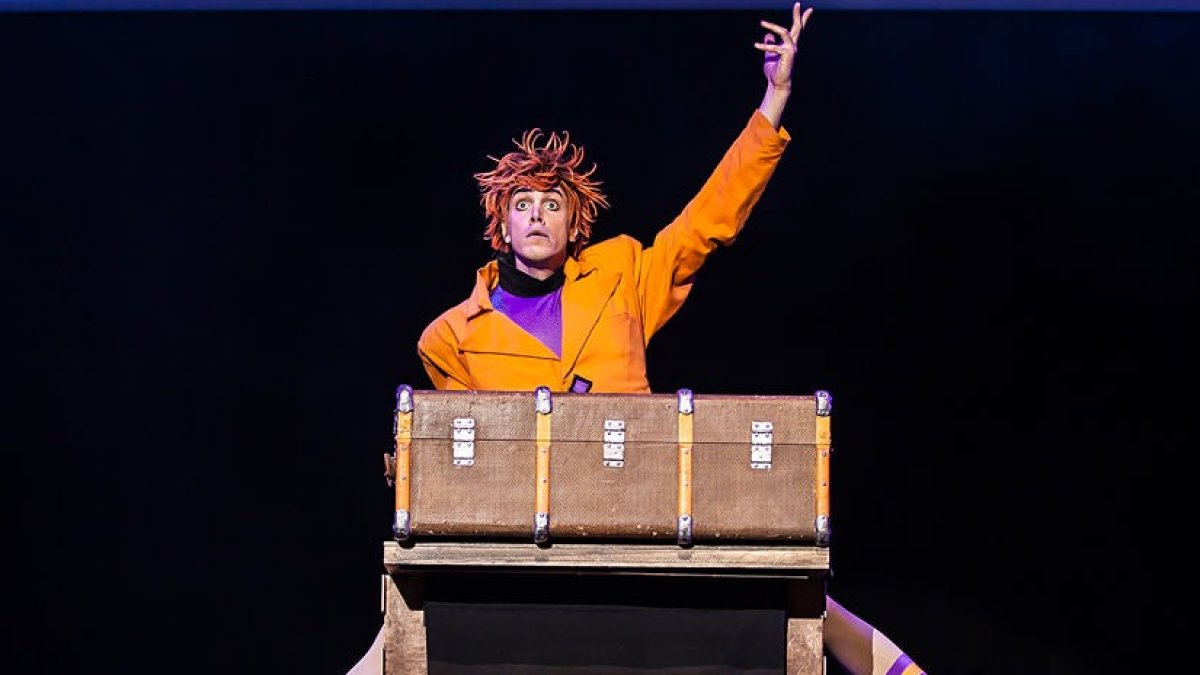 El francés Jimmy Delp realiza un espectáculo  original  de magia y  humor visual con efectos  imposibles y una  puesta en escena magistral.