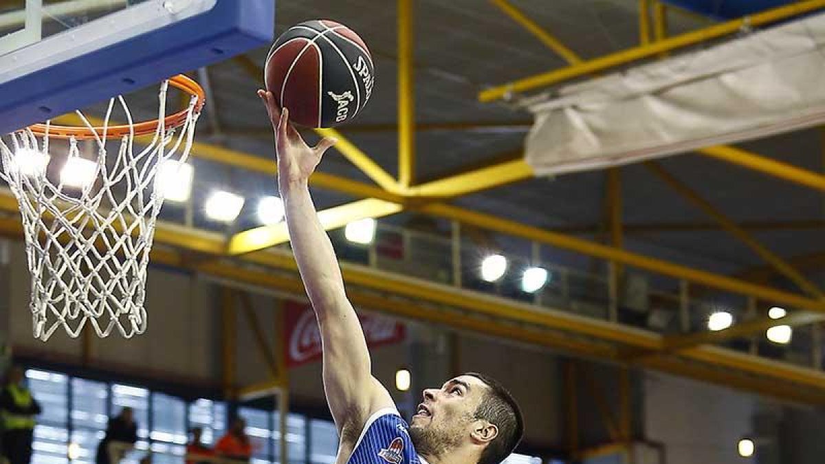 Álex López, quien cuajó un partido brillante, deja la bandeja.-ACB PHOTO / E. COBOS