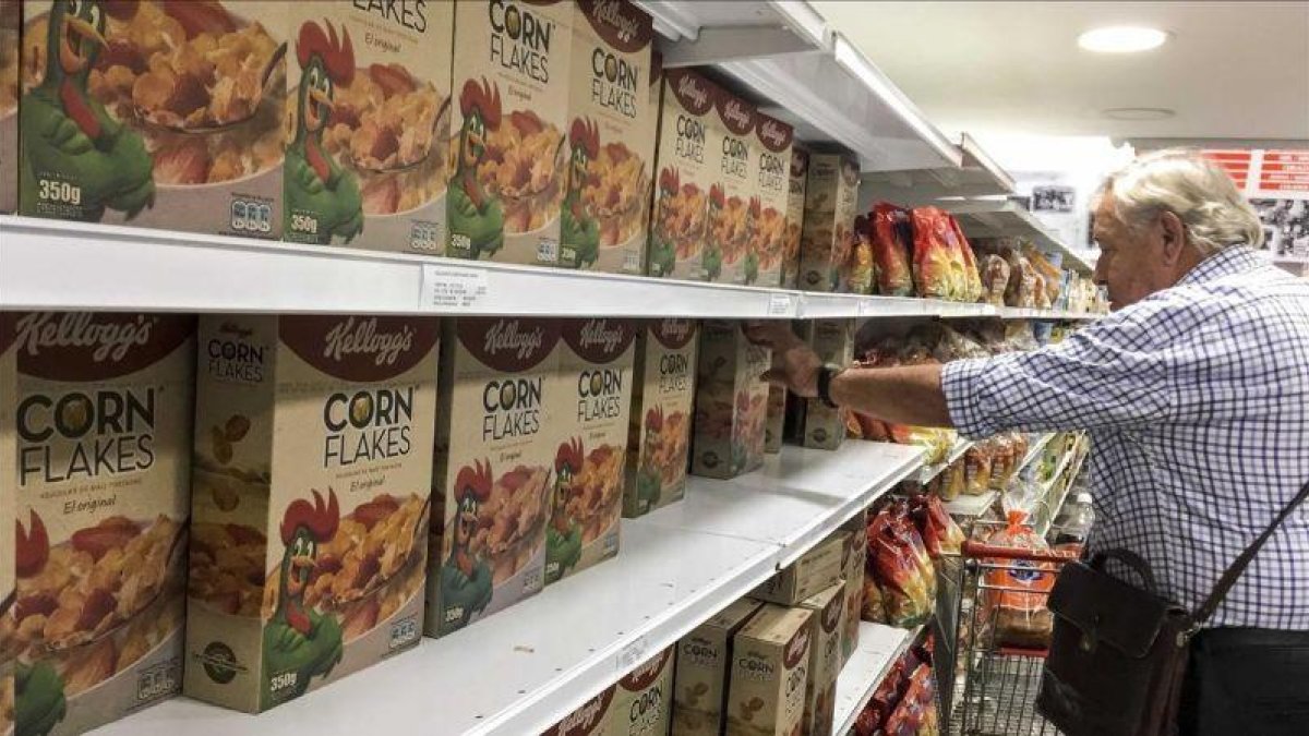Lineal de un supermercado de Caracas con los icónicos cereales de maíz Corn Flakes de la marca Kelloggs este martes 15 de mayo de 2018-MIGUEL GUTIERREZ (EFE)
