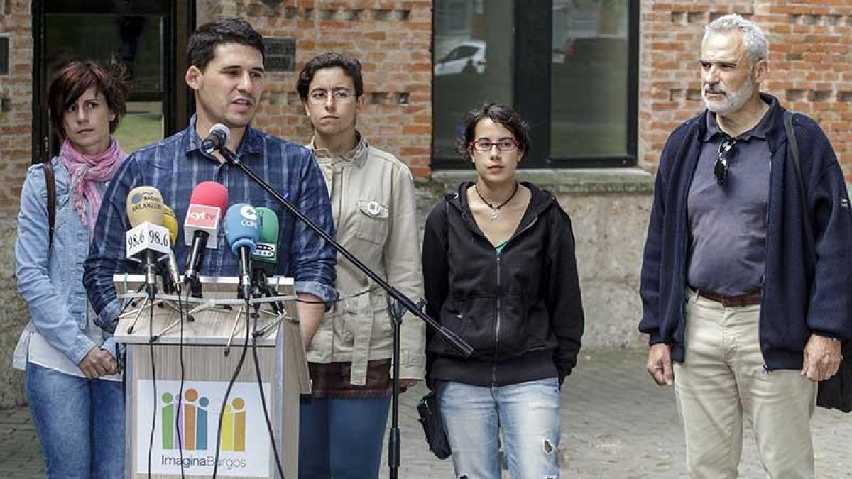 Varios de los concejales que fueron elegidos en la lista de Imagina, falta Blanca Guinea, juntos en una comparecencia en el parque Vara.-S. OTERO