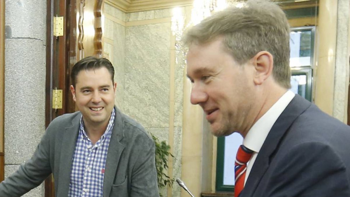 Daniel de la Rosa y Javier Lacalle charlan antes del comienzo de un pleno municipal.-R. OCHOA