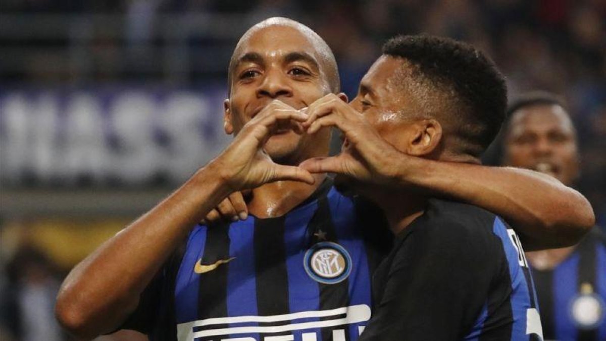 Joao Mario, felicitado por Dalbert, celebra el gol marcado con el Inter al Genoa.-ANTONIO CALANNI
