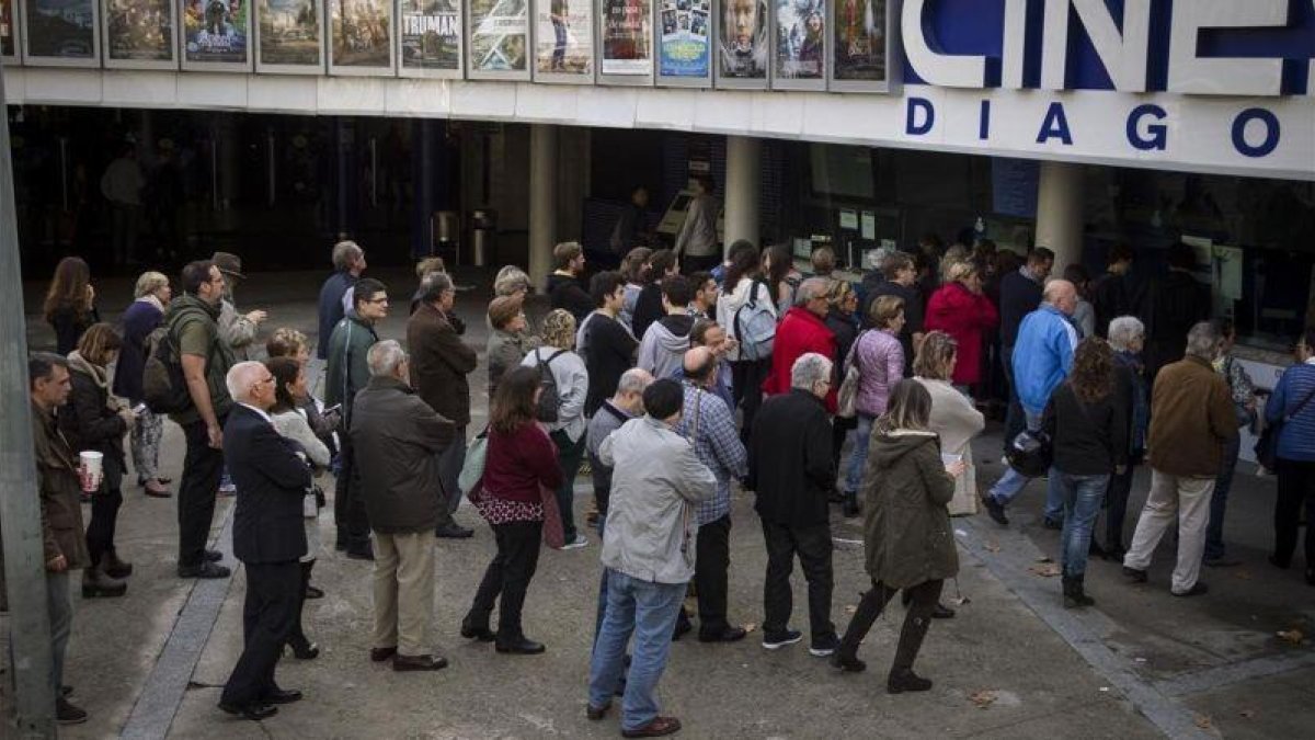 Espectadores en una edición anterior de la Fiesta del Cine.-ARCHIVO / CARLOS MONTAÑÉS