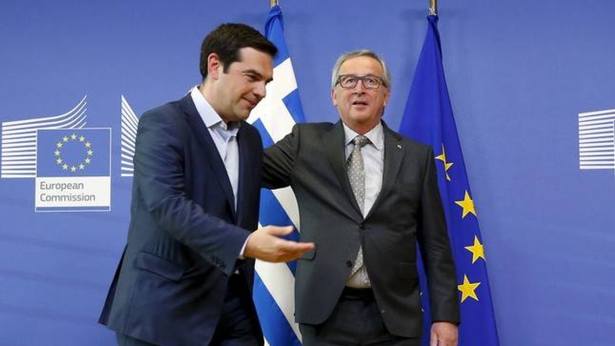 Alexis Tsipras es recibido por Jean-Claude Juncker, este miércoles en Bruselas.-Foto: REUTERS / FRANÇOIS LENOIR
