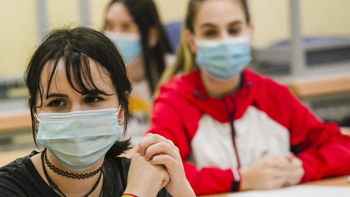 Un grupo de alumnos durante el examen de la EBAU en Soria. ICAL