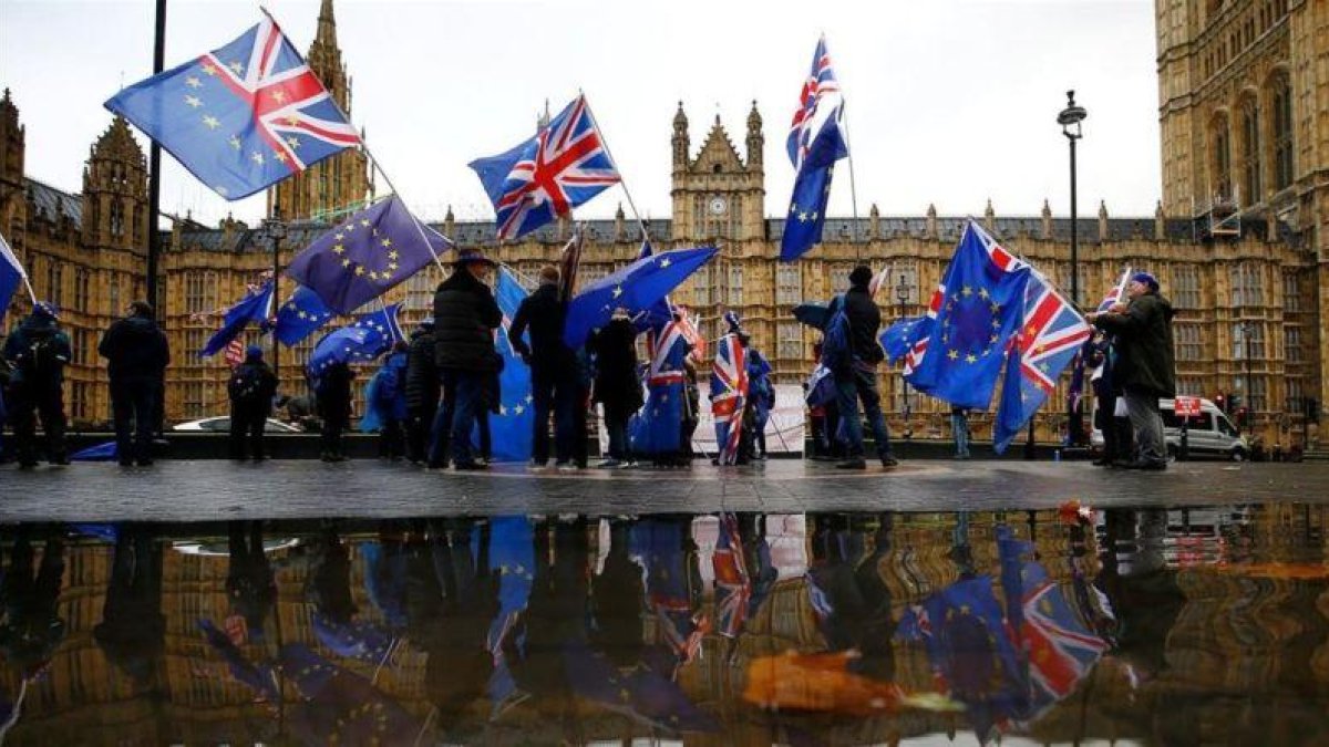 Manifestantes contrarios al brexit ante el Parlamento, ayer.-REUTERS HENRY NICHOLLS