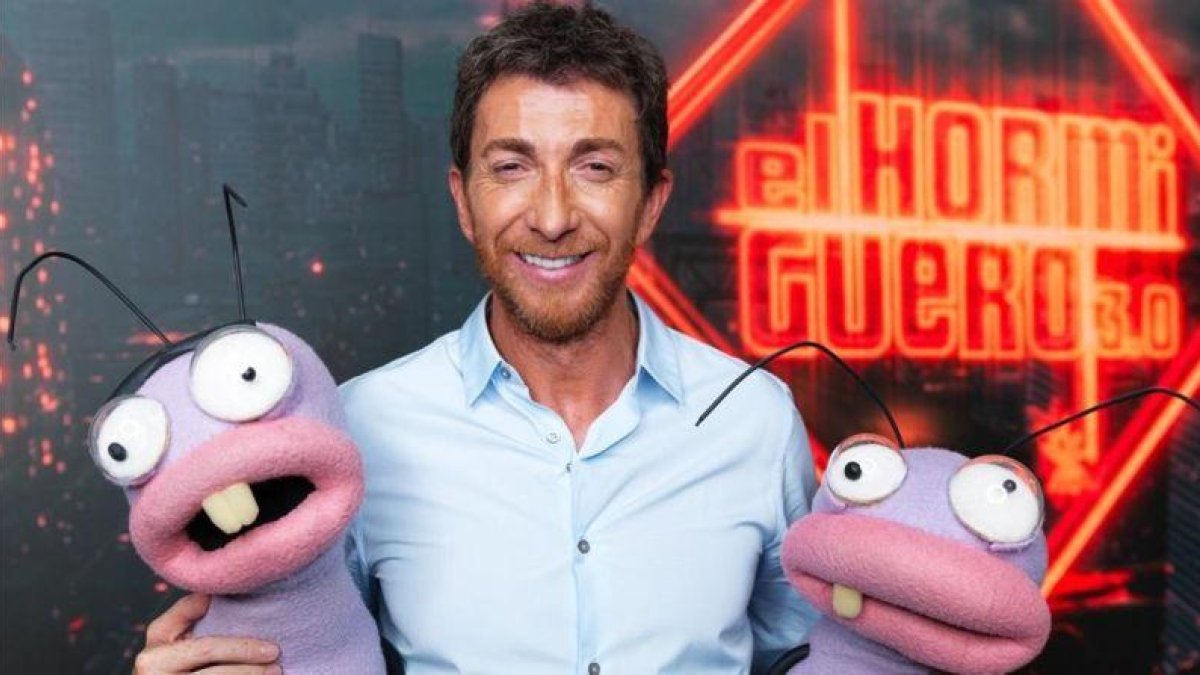 Pablo Motos, con las hormigas Trancas yBarrancas, en el programa de Antena 3 'El hormiguero'.-GARVER