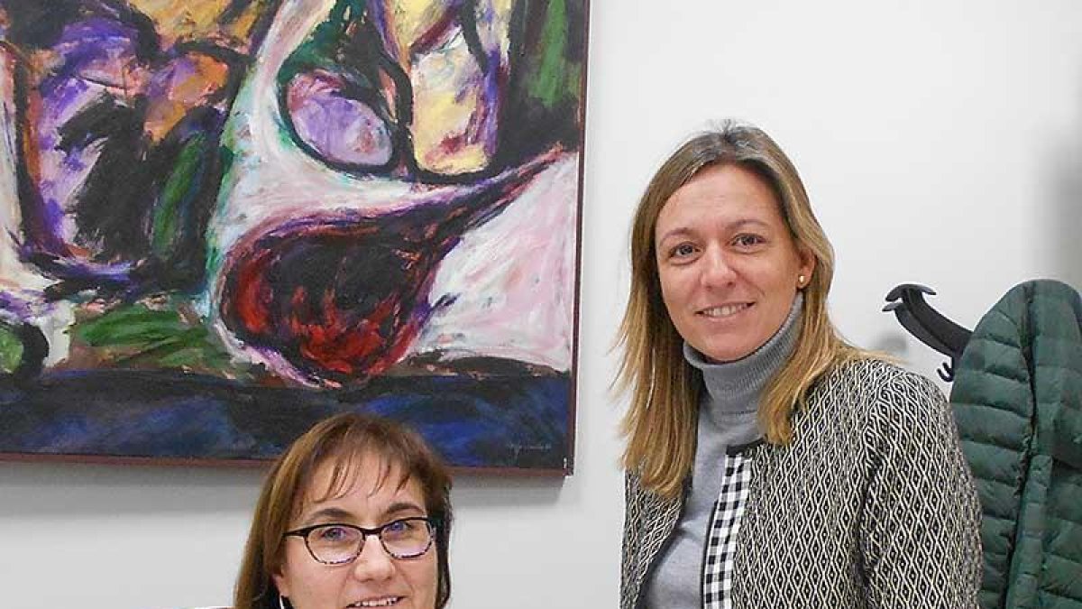 La concejala Marian Martín junto a la técnica Pilar Hernández.-L.V.
