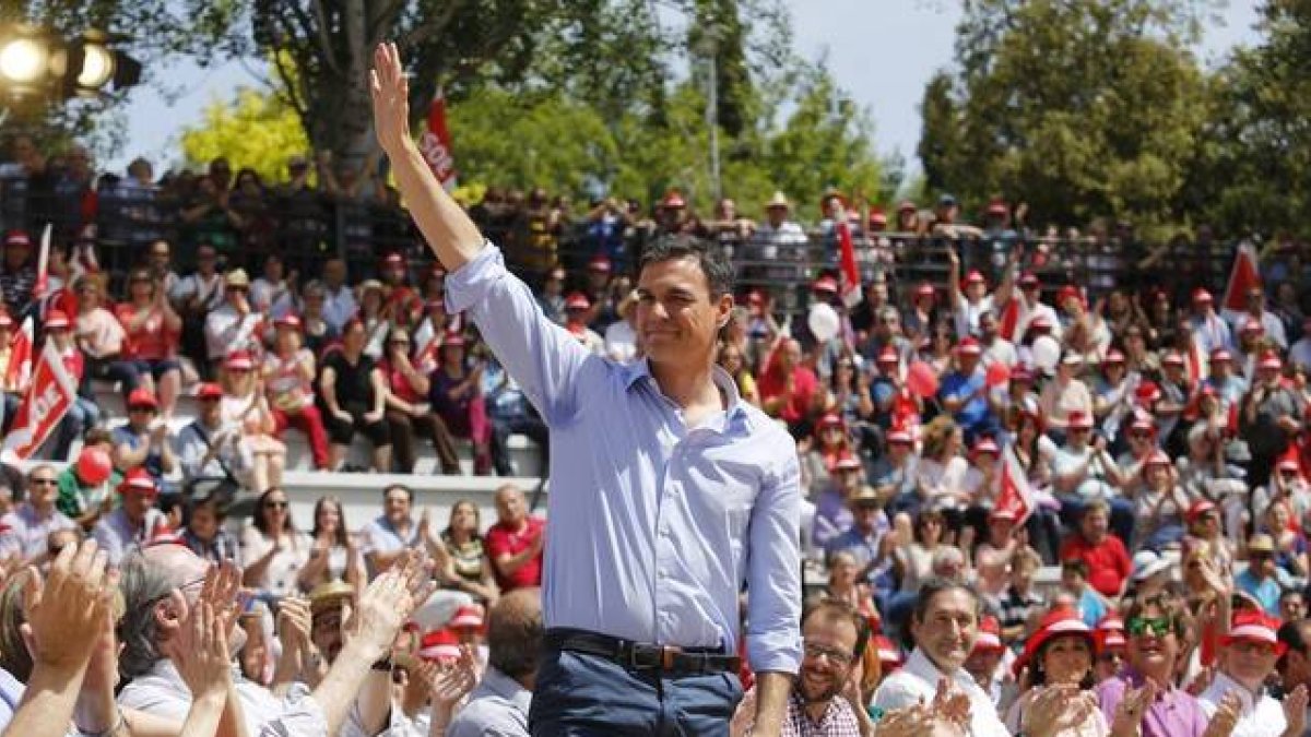 Pedro Sánchez en la Fiesta de la Rosa en Fuenlabrada.-Foto: AGUSTÍN CATALÁN