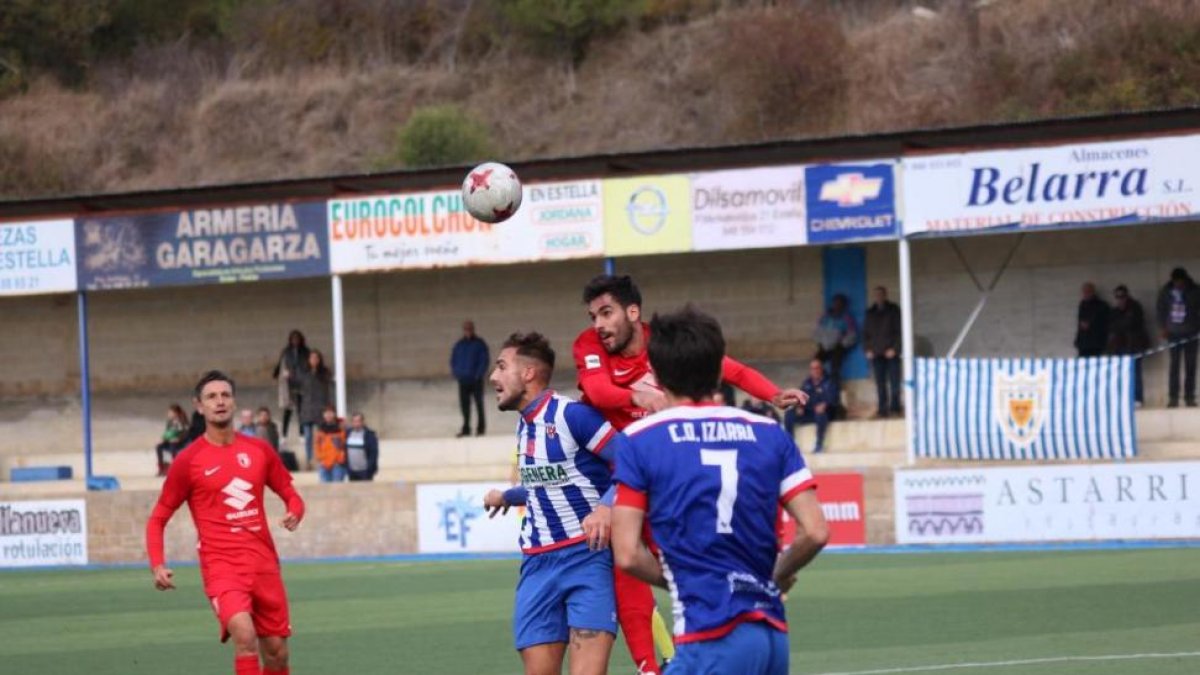 Julio Rico supera a los delanteros del Izarra para despejar un balón-Diario de Noticias