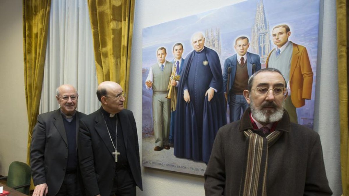 El arzobispo Fidel Herráez con el autor del cuadro, Cándido Pérez, que recuerda al sacerdote valentín Palencia.-RAÚL G. OCHOA