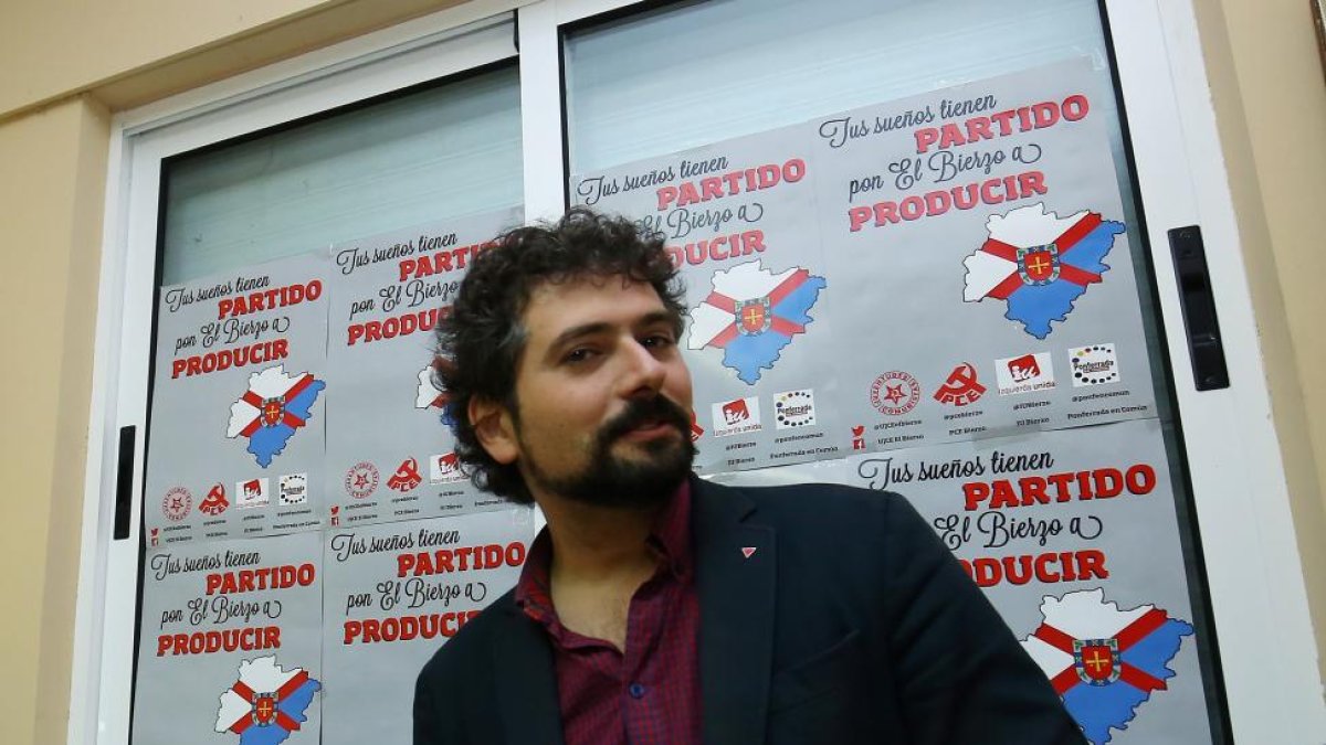 El procurador autonómico de Izquierda Unida, José Sarrión, durante la presentación en Ponferrada de la campaña 'Tus sueños tienen partido, pon El Bierzo a producir'-ICAL