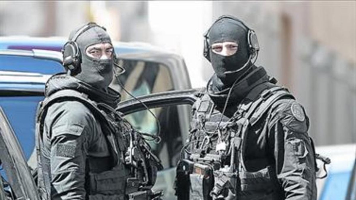 Dos soldados, durante el operativo de ayer en Marsella.-AP / CLAUDE PARIS