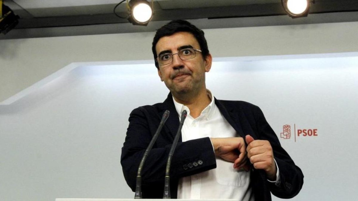 Mario Jiménez, tras una reunión de la gestora de PSOE el pasado mes de octubre.-J.M. PRATS