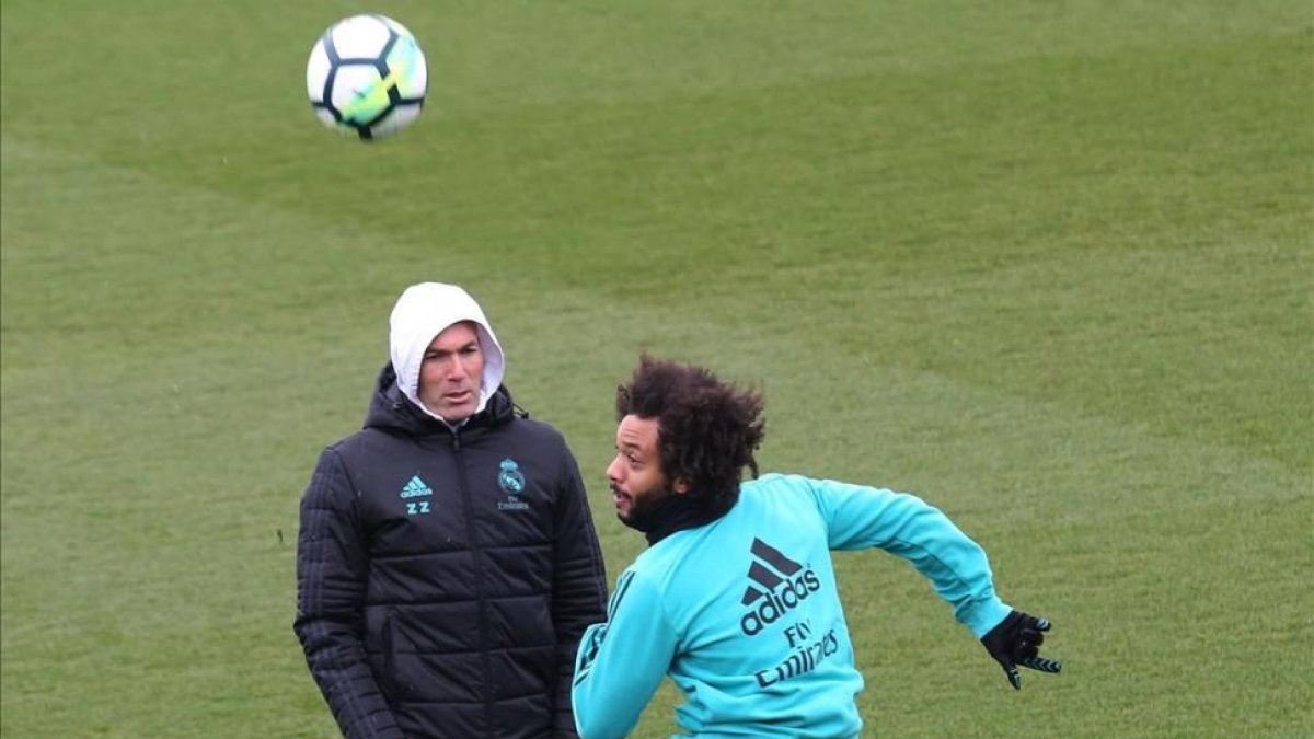 Zidane observa a Marcelo durante el entrenamiento de este viernes en Valdebebas.-DAVID CASTRO