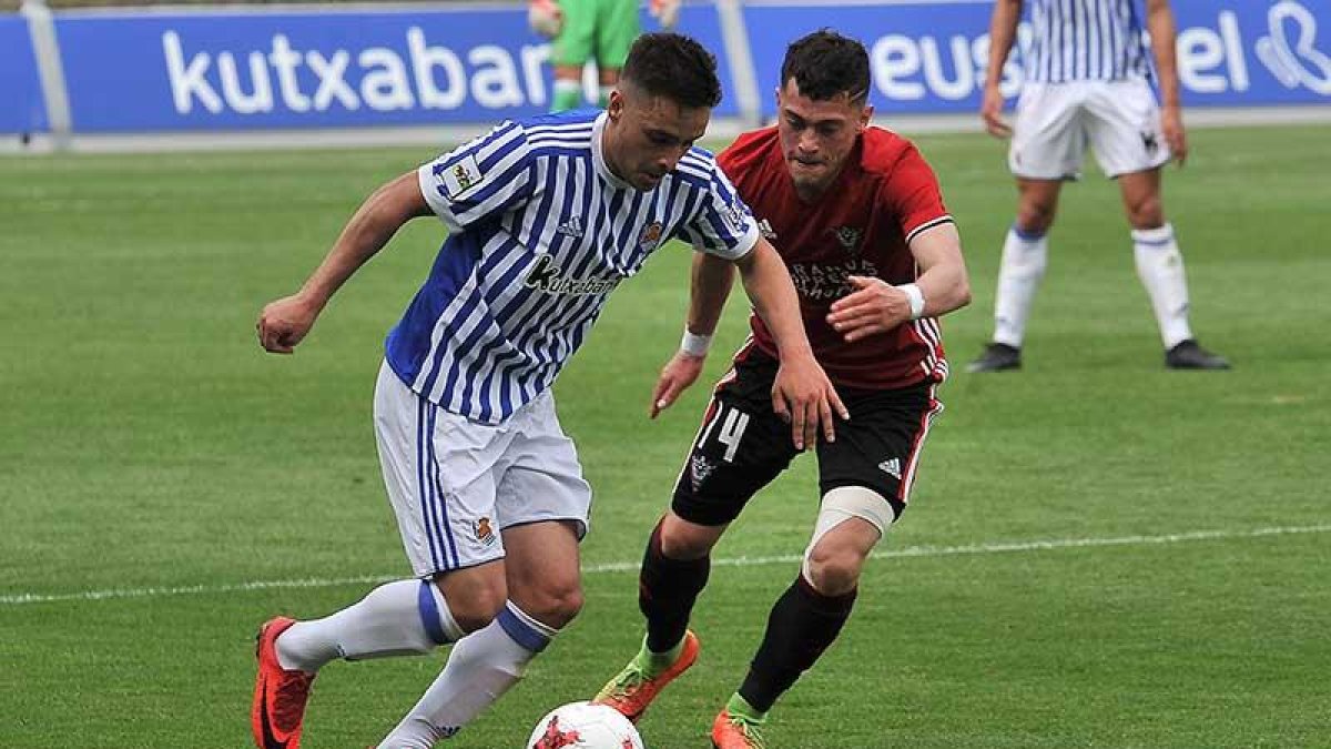 Yanis, el autor delúnico gol de la tarde, presiona al realista Gorosabel en la salida de balón.-UNANUE/MUNDO DEPORTIVO