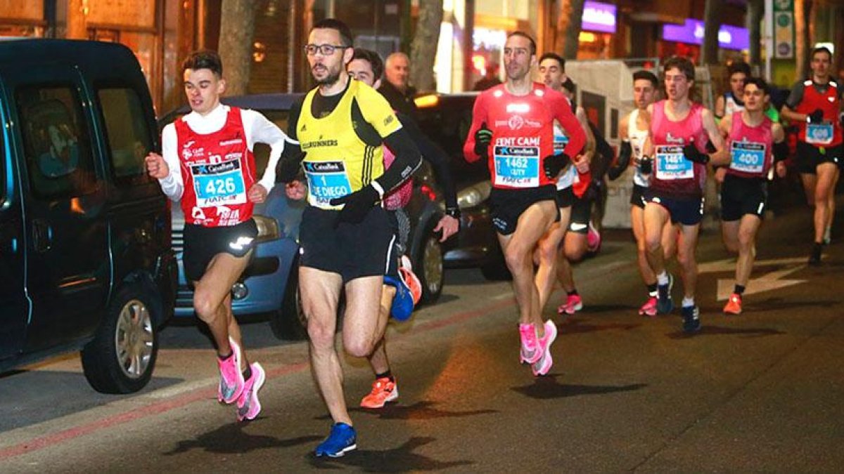 Pablo Sánchez -izquierda- y Borja de Diego -derecha- tiran del grupo de favoritos seguidos por Álvaro Gutiérrez y Víctor Illera en un momento de la carrera.-RAÚL OCHOA