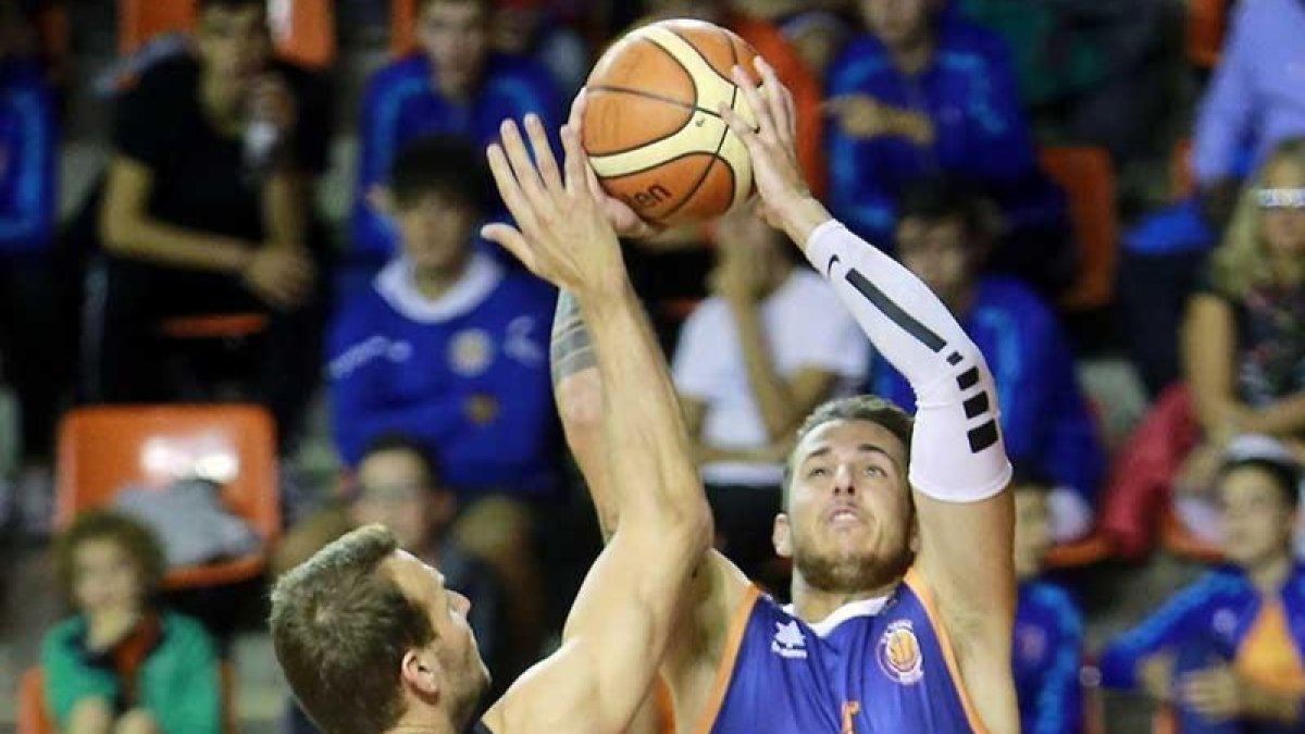 Imobach Pomares fuerza la penetración a canasta. RAÚL OCHOA