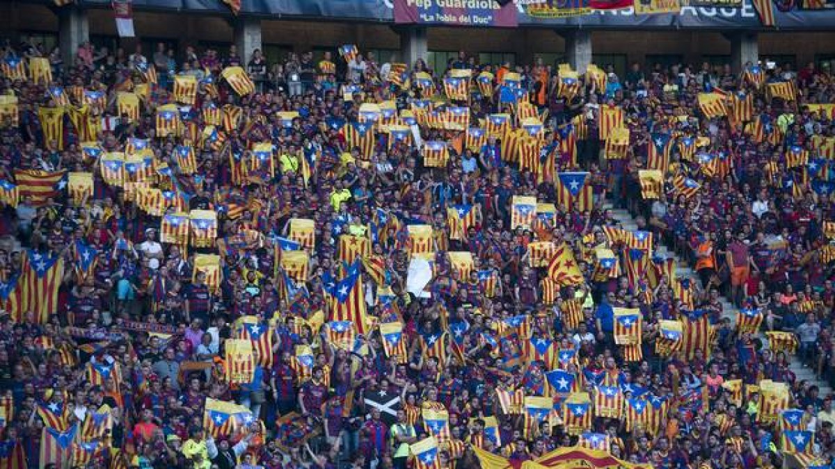Aficionados del Barça mostrando 'estelades' en la final de la Champions en Berlín, el pasado 6 de junio.-Foto: JORDI COTRINA