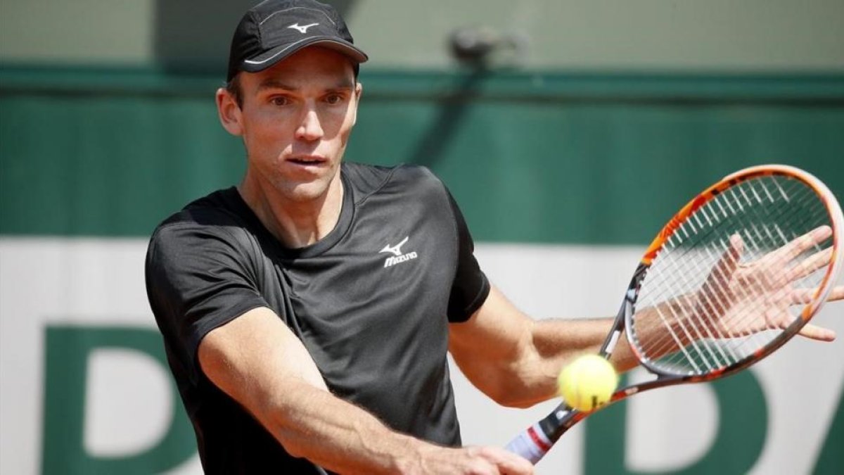 Ivo Karlovic, en su partido ante Jordan Thompson.-ETIENNE LAURENT