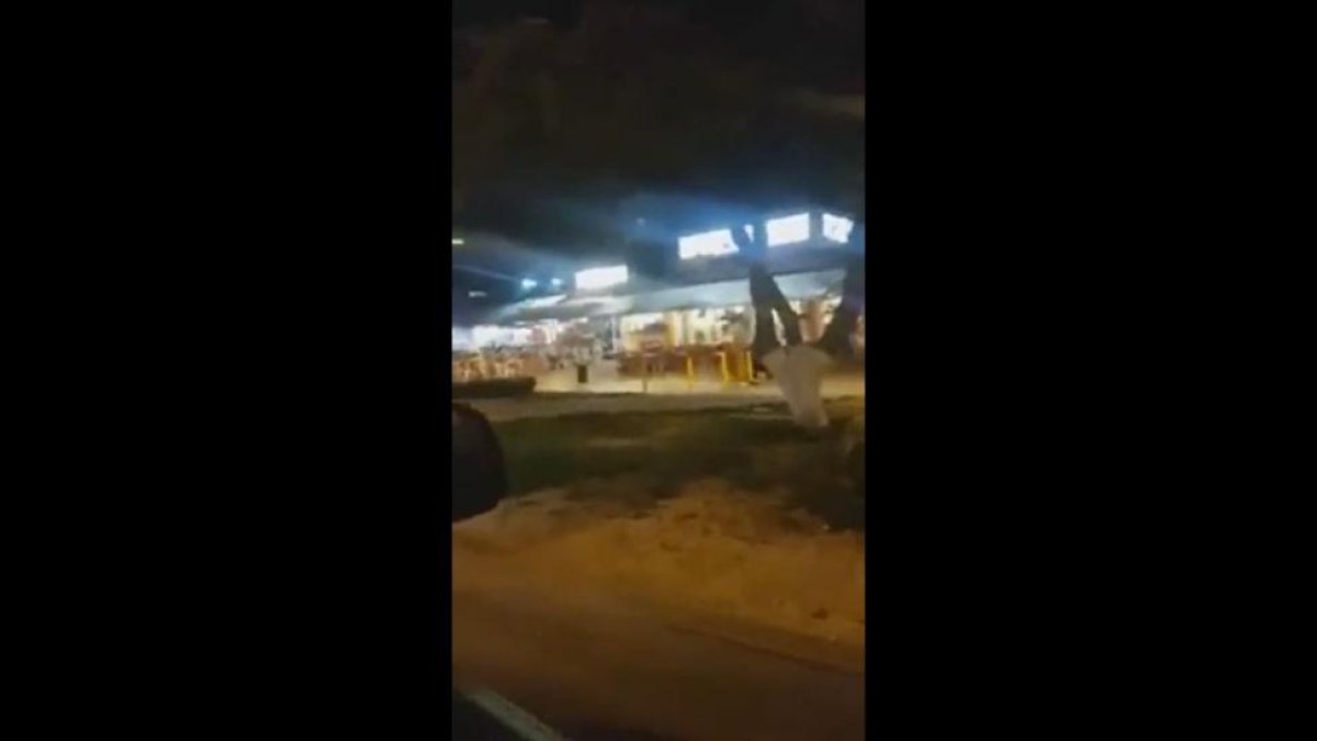 Vídeo grabado por un conductor que muestra el tiroteo en el centro de Cancún.-VÍDEO IN SITU