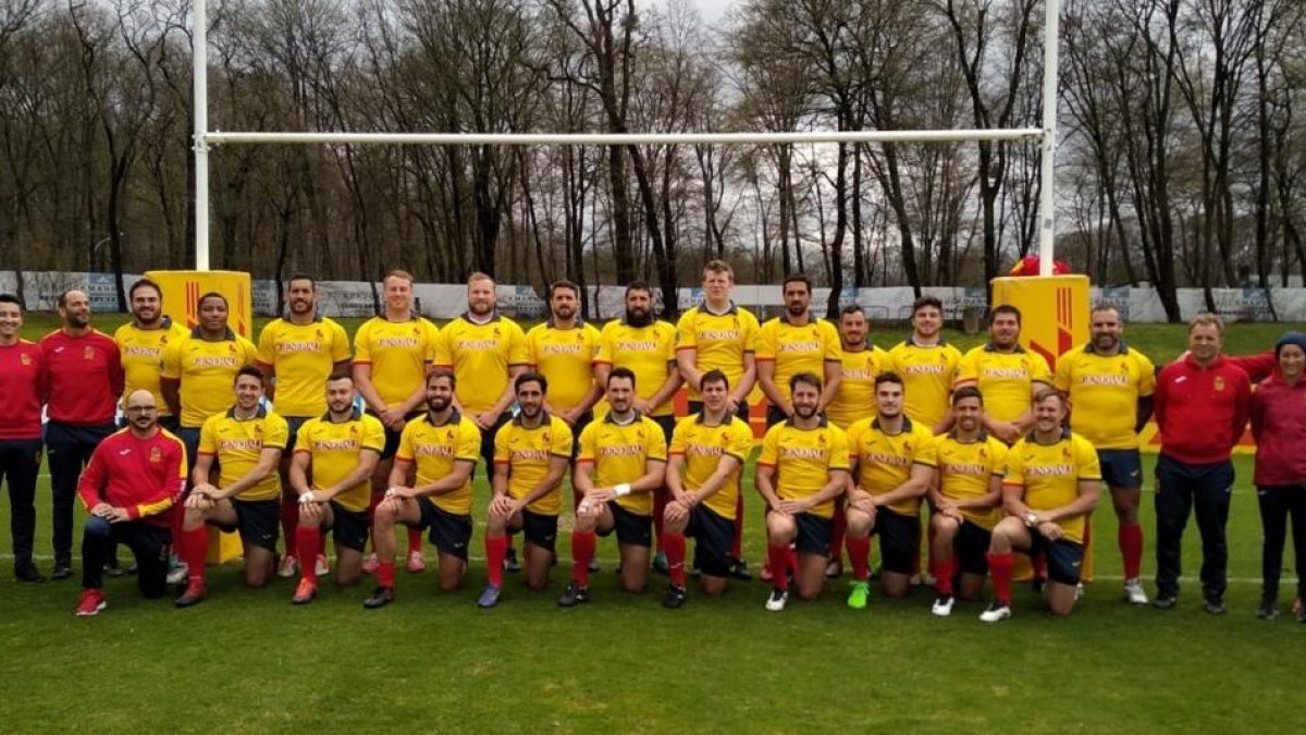 Foto oficial del equipo español antes del partido de hoy contra Alemania con la presencia del doctor Salvat, Ascroft-Leigh, Guido y Carvajales.-FER