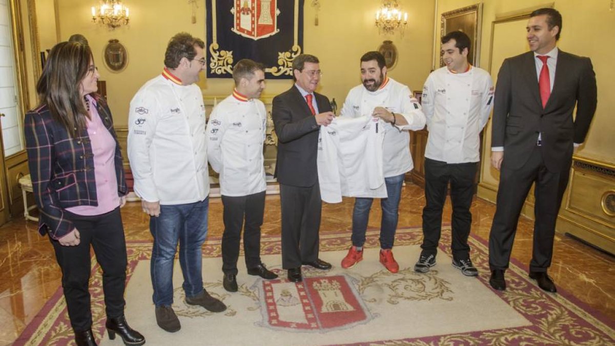 César Rico (centro) recibió una chaquetilla oficial de la Selección española de cocina, de manos de Antonio Arrabal-S. O.