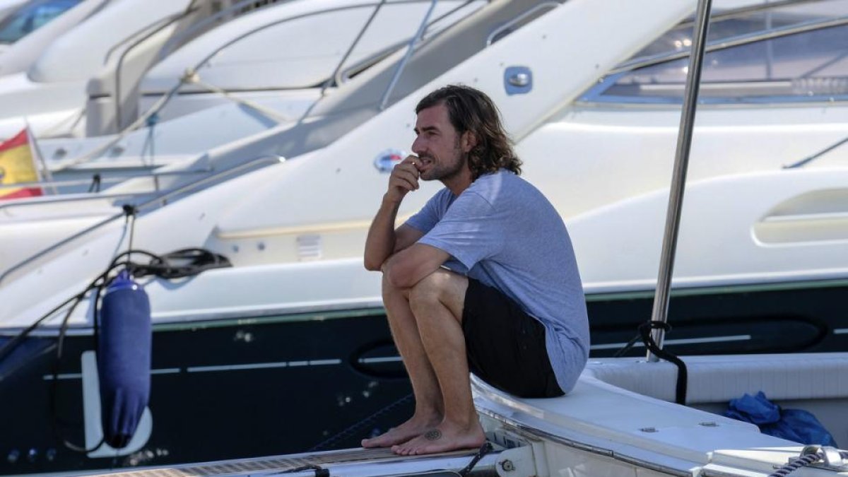 Gelete Nieto, pensativo, antes de partir en el barco de su padre-SERGIO G. CAÑIZARES