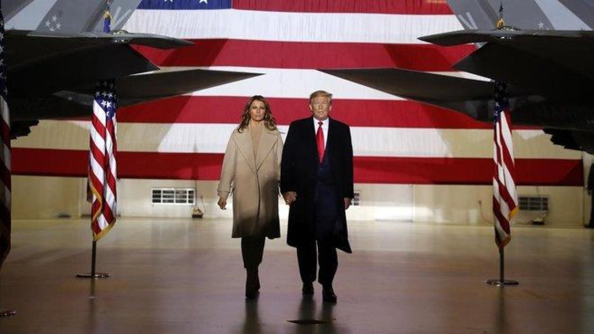 Donald Trump y su esposa Melania en la base aére de Andrews.-AP PHOTO ANDREW HARNIK