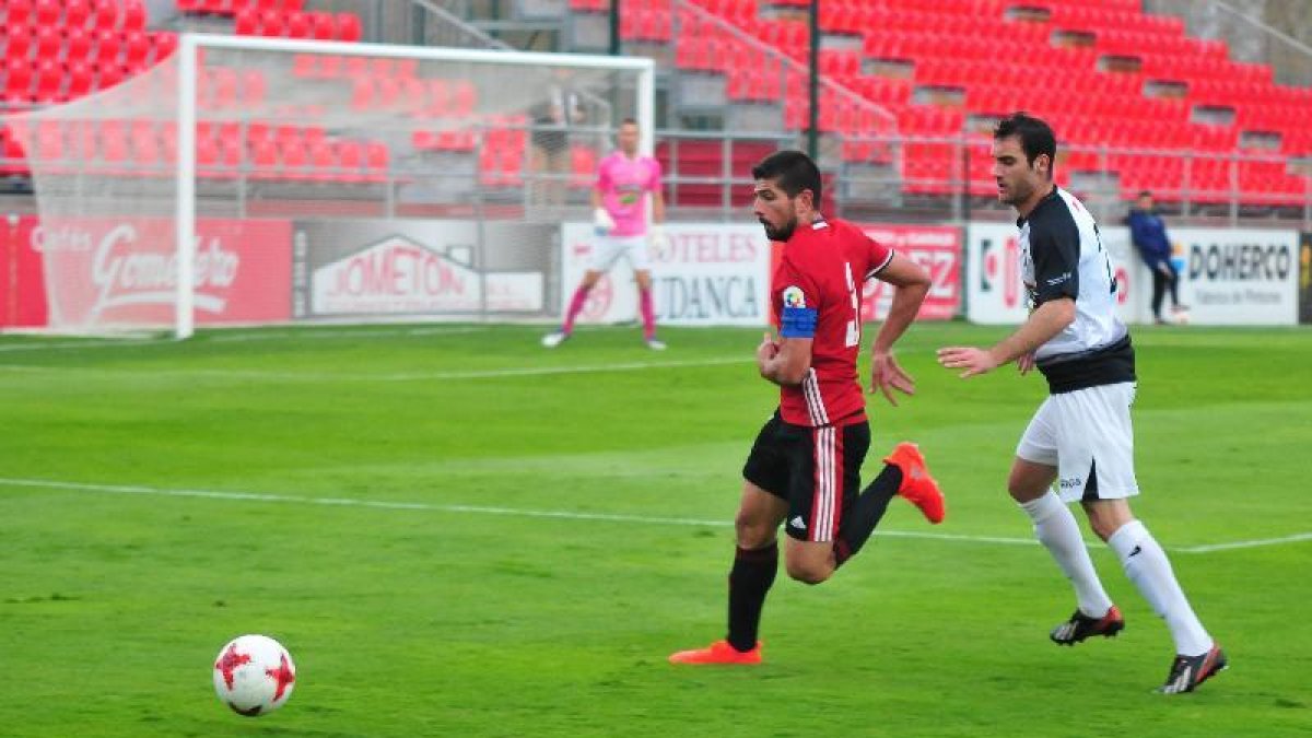 El CD Mirandés encajó ayer en Anduva su segunda derrota de la presente temporada-Jose Esteban Egurrola