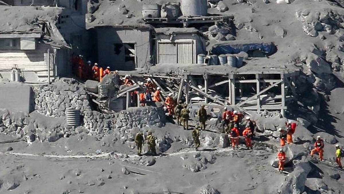 Prosiguen las labores de rescate tras la erupción mortal del volcán Ontake, en el centro de Japón.-Foto: AFP