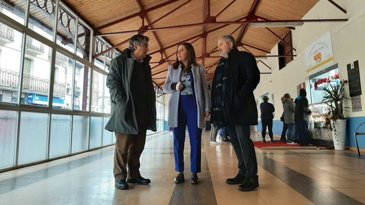 Antonio Miguel Araúzo, Virginia Barcones y Pedro de la Fuente en el mercado municipal de Pradoluengo. ECB