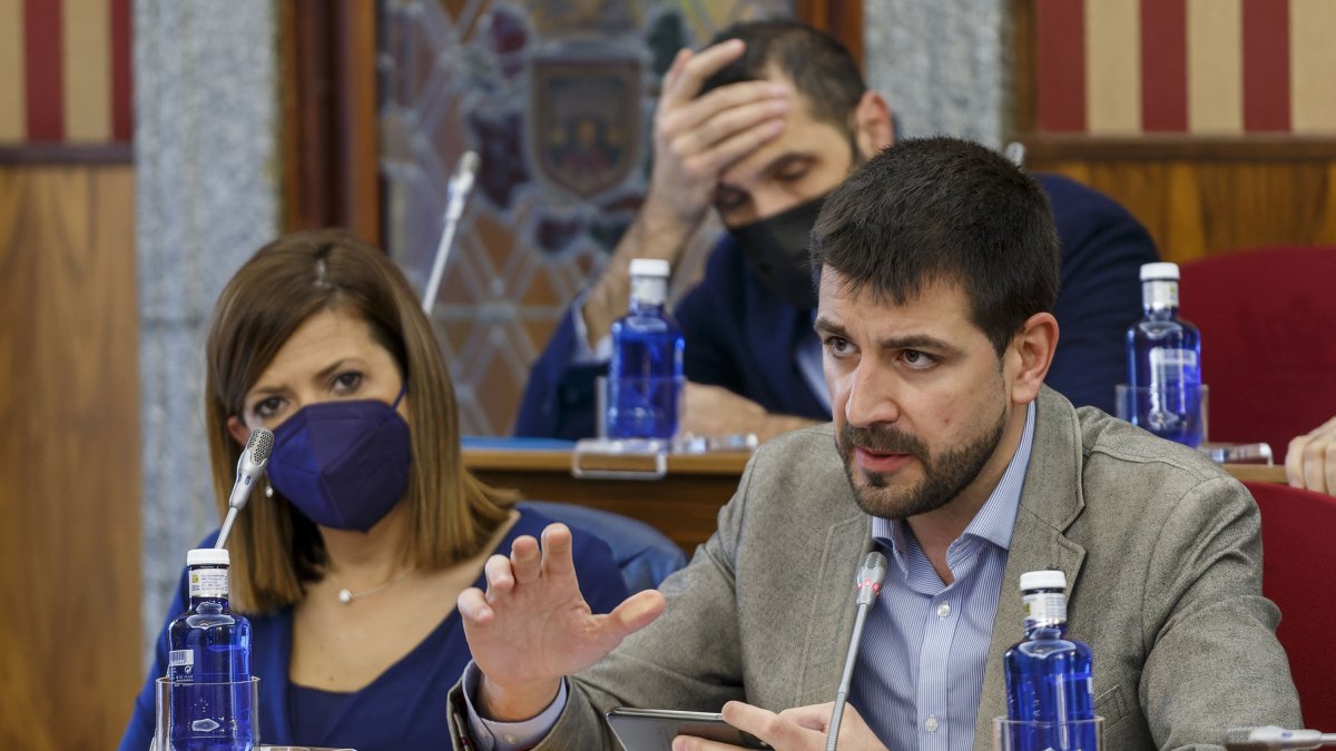 El concejal de Hacienda, David Jurado, explicando los pormenores de la incorporación de los remanentes. SANTI OTERO