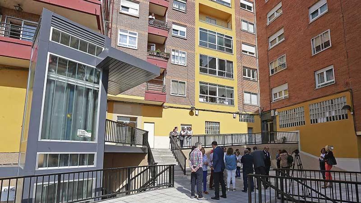 Esta pequeña plaza es más accesible con el ascensor y las nuevas barandillas. Además, se ha pavimentado.-RAÚL G. OCHOA
