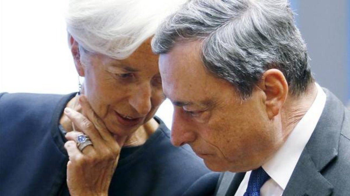 La directora gerente del FMI, Christine Lagarde, habla con el presidente del BCE, Mario Draghi, este jueves en Luxemburgo.-Foto: REUTERS