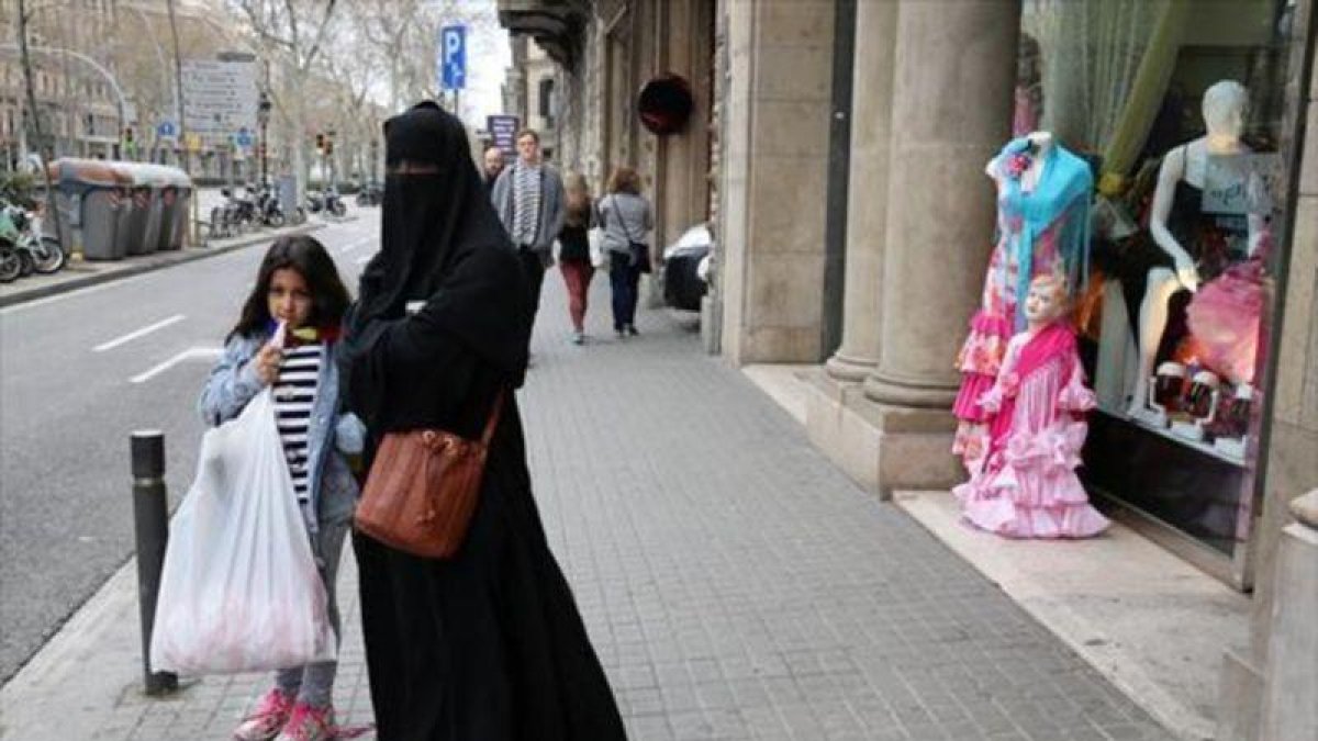 Una mujer con burka en la Gran Via de Barcelona, el pasado mes de marzo.-RICARD CUGAT