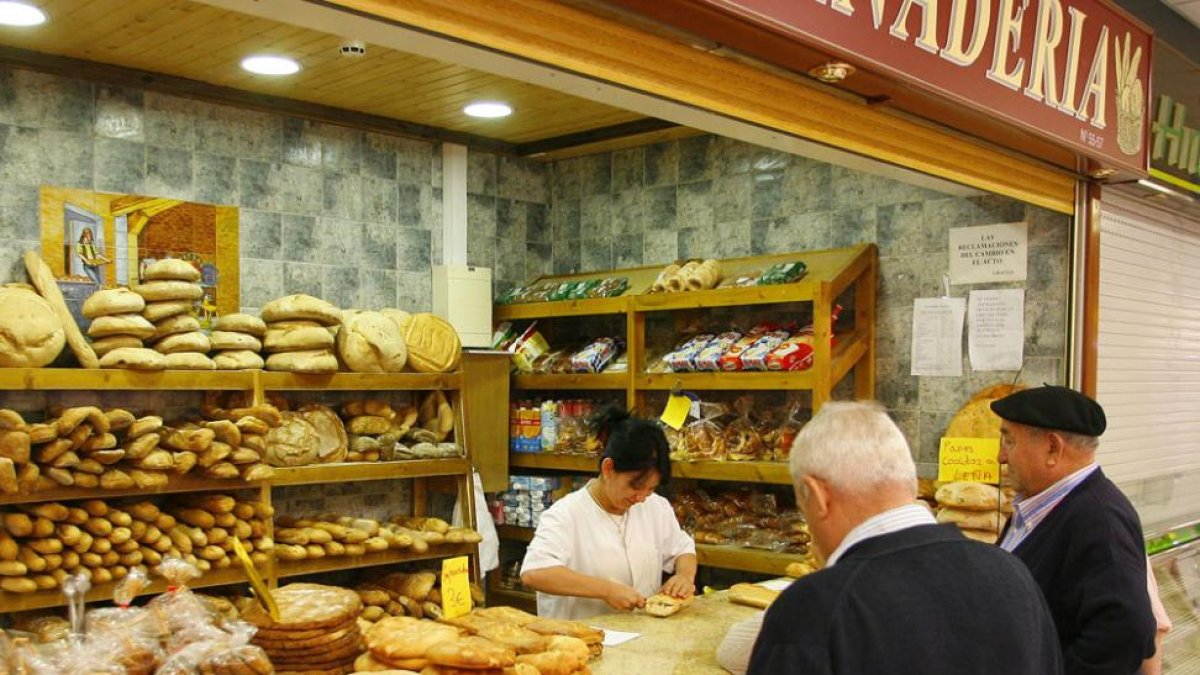 Bienes básicos como el pan o la leche están entre los más caros a 0.78 euros y 0,85 céntimos respectivamente.-SANTI OTERO