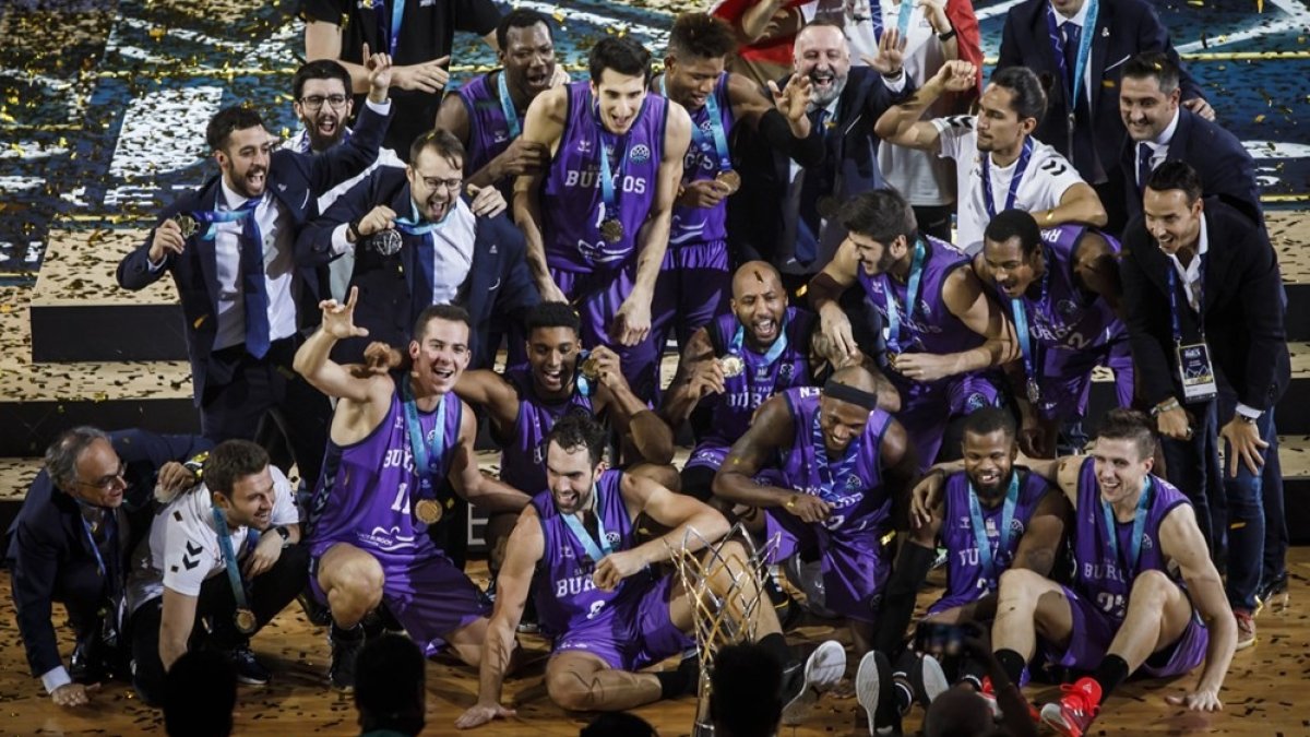Sancho, a la derecha, posa con el equipo en la cancha del OAKA. FIBA