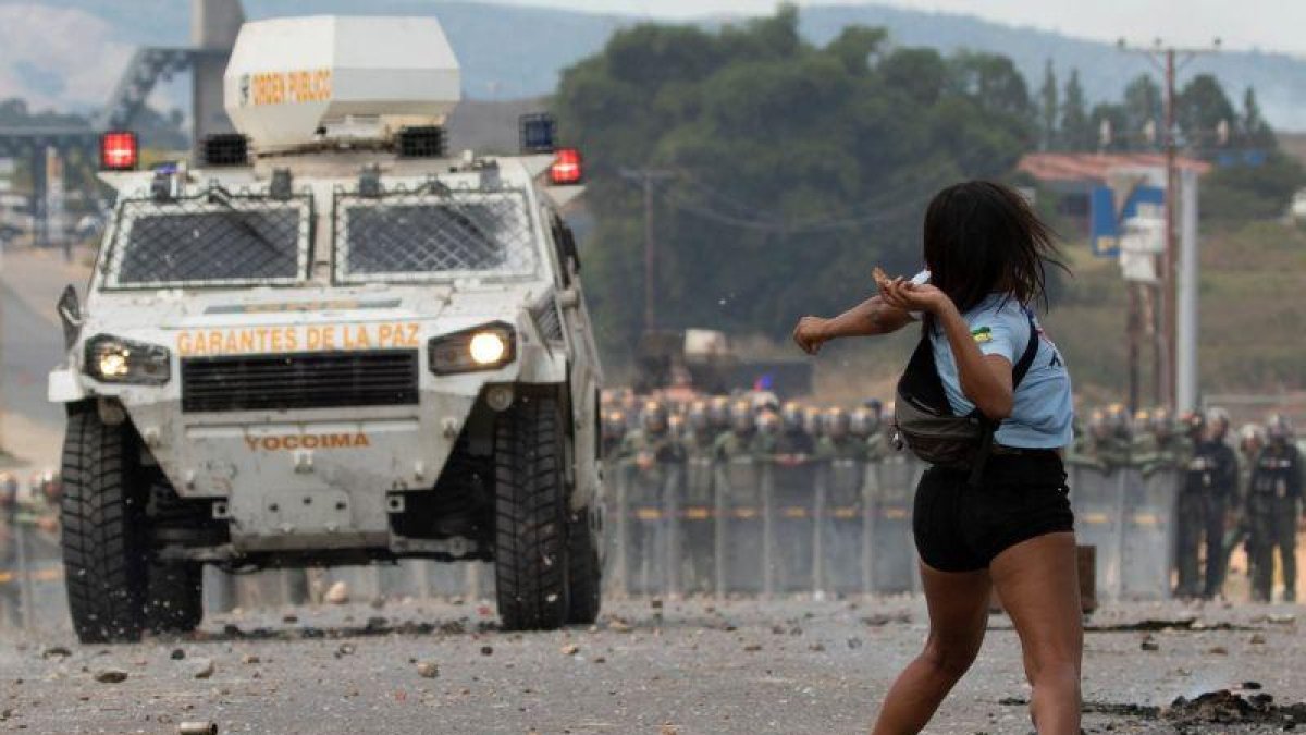 Venezolanos se enfrentan a los Policias de la Guardia Nacional en la frontera entre Pacaraima Brasil y Venezuela.-EFE