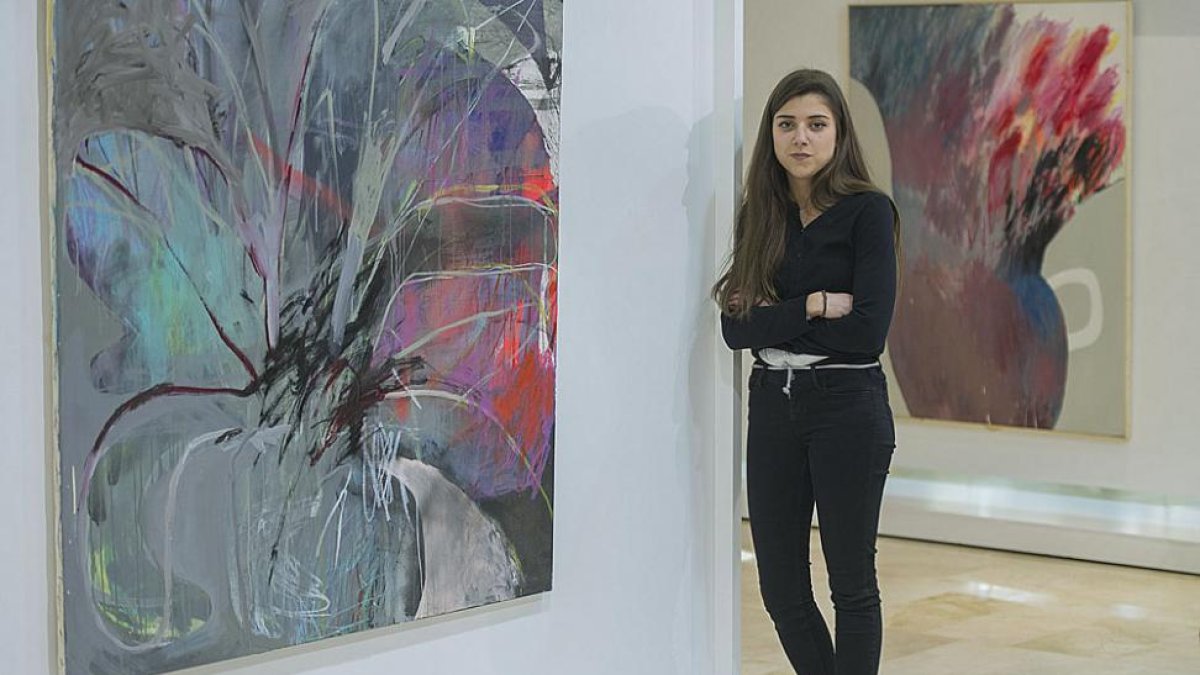 Mabel Esteban, junto a las pinturas de gran formato incluidas en ‘Racimos’, que ocupa la Sala Código UBU hasta el 4 de marzo.-Israel L. Murillo