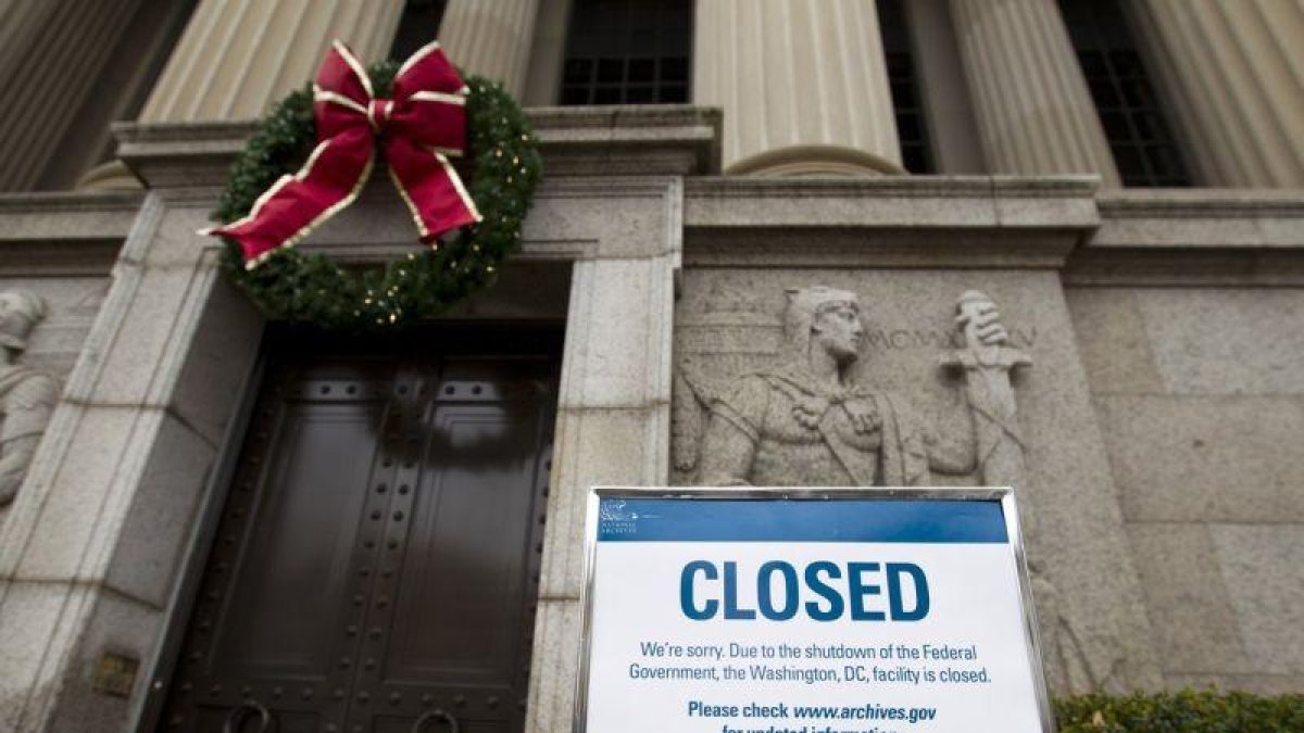 Cartel en la entrada de los Archivos Nacionales en Washington, que informa del cierre de la Administración estadounidense.-JOSÉ LUIS MAGANA (AP)