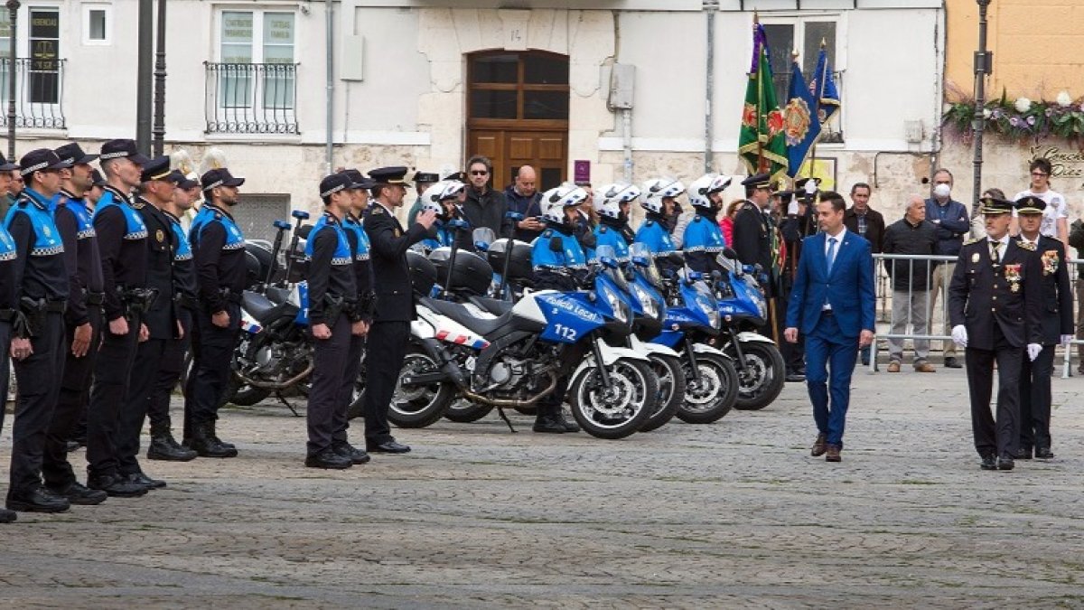Daniel de la Rosa, alcalde de Burgos, pasa revista a agentes de la Policía Local. TOMÁS ALONSO