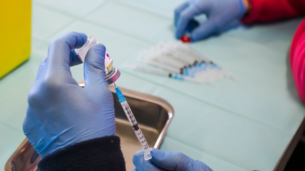 Un sanitario prepara una vacuna. TOMÁS ALONSO